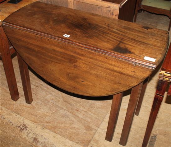 Small George III mahogany circular dining table with drop leaves and square section legs(-)